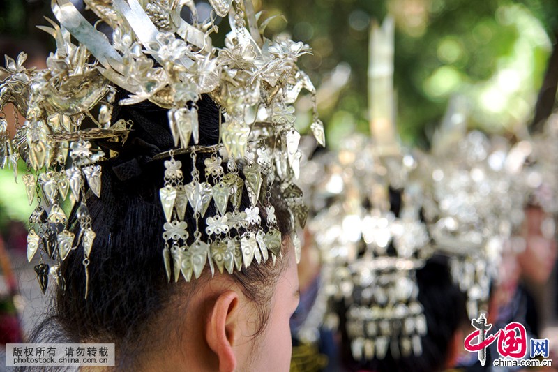 Ngam trang phuc dan toc doc dao cua nguoi Thuy o Trung Quoc-Hinh-6